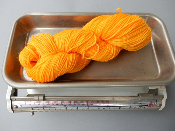 handgefärbte Sockenwolle (fast) uni 100g