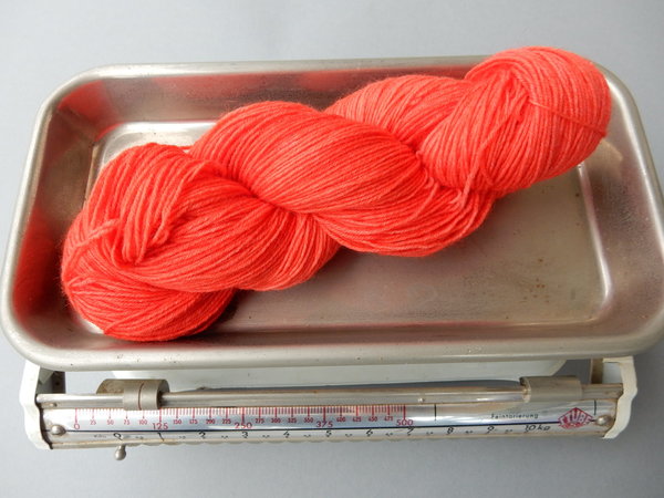 handgefärbte Sockenwolle (fast) uni 100g